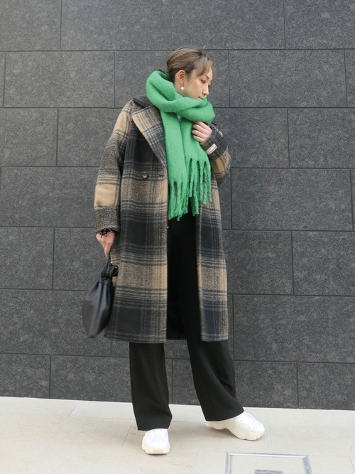 選擇配件時，亮色的款式可以營造視覺焦點，也讓穿搭更有變化。