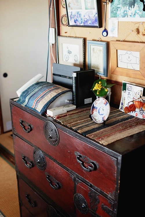 經過大整理後，下定決心在骨董店購入的櫥櫃，讓日常變得很有質感。（出自ESSE）