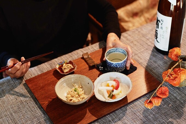 即使自己一個人、吃得簡單，用喜歡的餐具盛裝著，就也感覺豐盛有滋味。（出自ESSE）