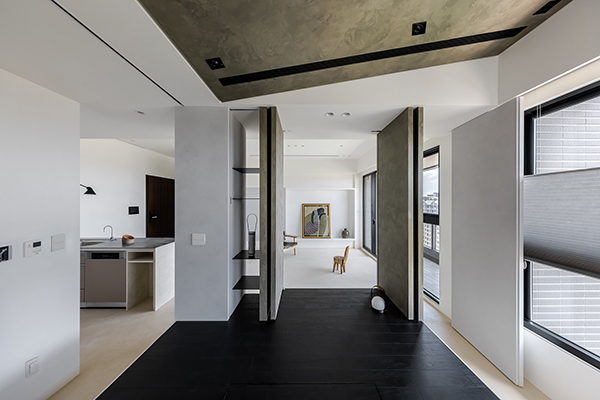 平時打開所有門扇，從客廳就可直觀內側書房與臥室，形成一個大空間。