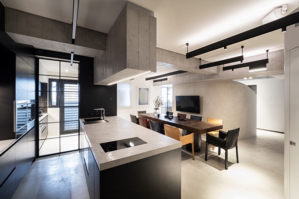 大餐桌是空間的核心，延伸出多條路徑，串連不同的生活主題。