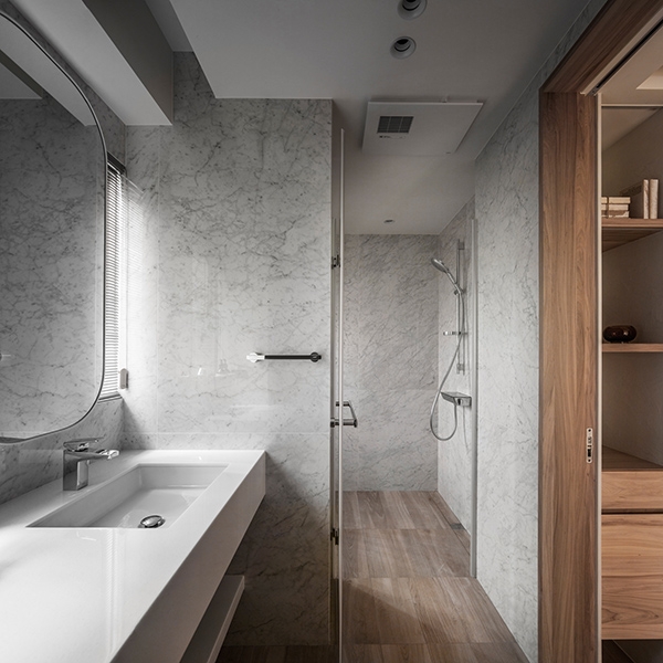 安全起見，淋浴拉門建議以外推門取代橫推門。