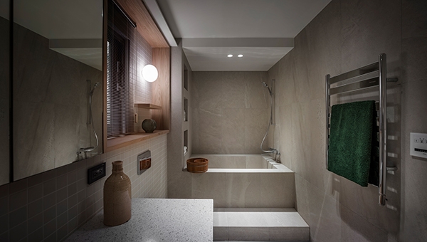 進入浴缸的踏階，要有足夠的面積可以踩踏。