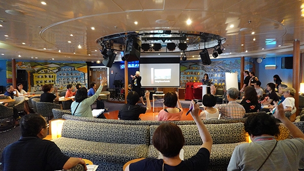 和平號Jenny以志工英文老師身分在船上授課。（Jenny提供）