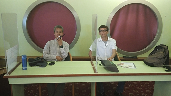 Ricky（左）在和平號的小包廂進行同步口譯。（圖片來源：Ricky Chang）