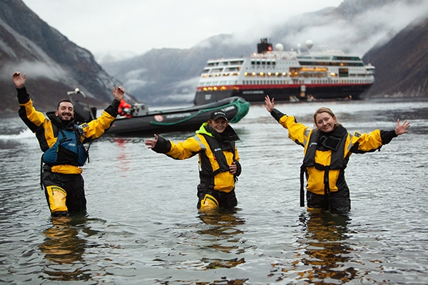 挪威小島Luroy海水冰冷，但探險隊員熱情不減。（海達路德提供）