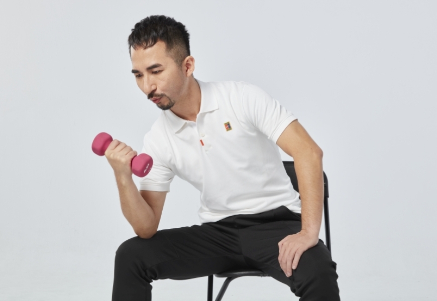 八字口訣：「重訓出力，全程吐氣。」