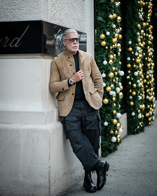 毛絨質感的排釦西裝外套搭配卡其工作褲，展現有型的混搭風格。（出自IG@nickwooster）