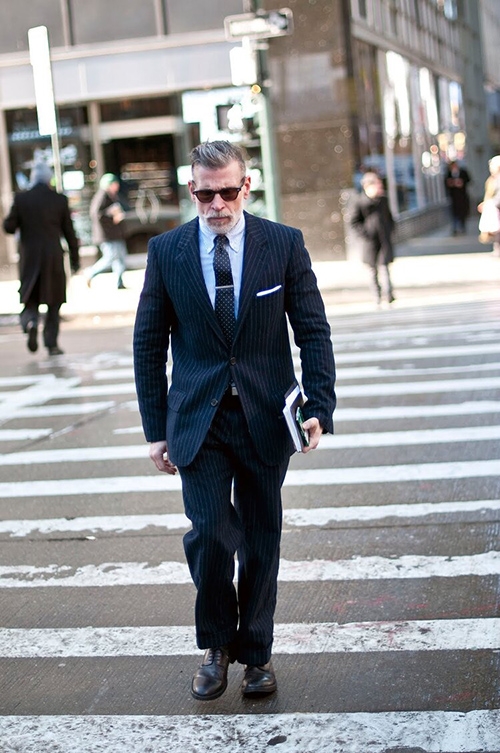 男人的衣櫃裡，永遠需要一套剪裁合身、材質筆挺的好西裝。（出自Nick Wooster官網）