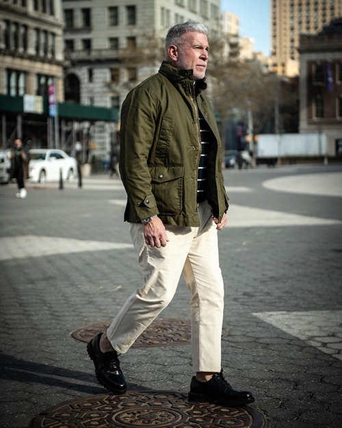 身高不夠高的男性，建議選擇九分褲褲長，可以更有效修飾身形。