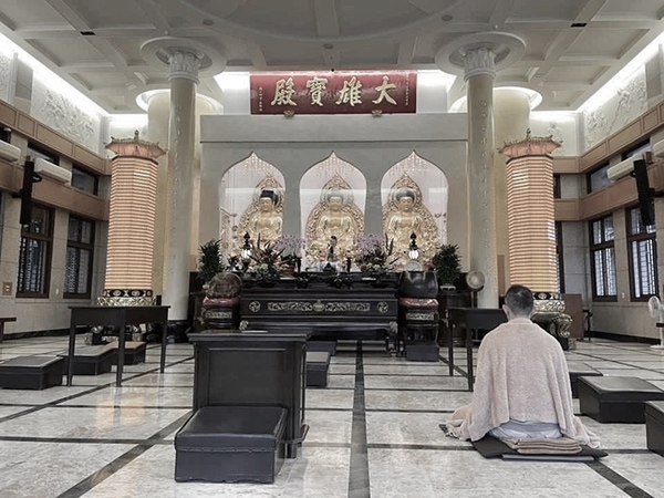 如今的主動脈將大部分時間用於修行，脫下白袍、尋求讓內心安寧的方式。（圖片來源：主動脈）