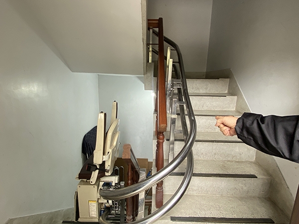 相較於加裝電梯需要取得建物所有權人多數、甚至百分百同意，樓梯升降椅裝設門檻較低。（蕭喬云攝）