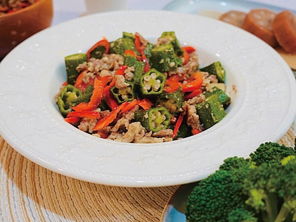 不少人不喜歡秋葵的黏稠感，切成小段快炒不僅有可愛的星星造型，口感也更好。