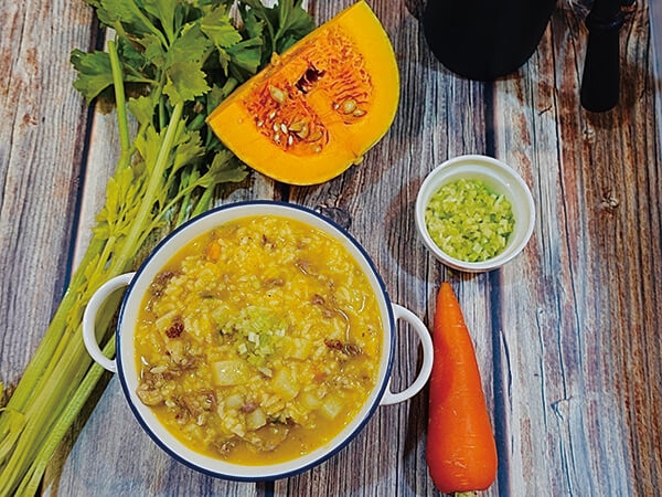 這道《南瓜山藥瘦肉粥》特別選用相較於牛肉、雞肉蛋白質含量較少的豬肉，很適合肝炎患者養病期間食用。