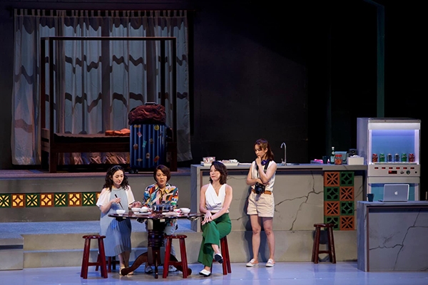 演出《四姊妹》中任勞任怨的大姊（左2）一角，讓阿嬌驚覺和自己的人生有許多相似之處。