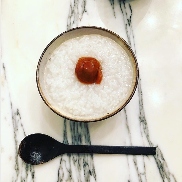 吃加熱後的酸梅乾幫助身體消化脂肪，是梨花的獨門瘦身秘訣。（出自IG@ rinchan521）