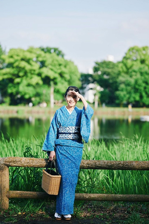 從年輕時就很喜歡和服的紫苑說，和服除了穿著有質感、也比較不容易因為年紀身形變化而必須淘汰，作為二手衣售出相對保值，布料要加以改造也很實用。（出自大和書房）