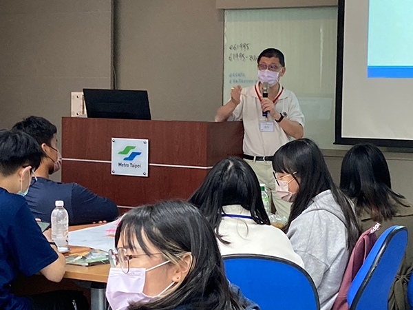 銀領導師葉良平，在課程中與學生分享投資理財的知識，協助青年及早因應未來環境變化。