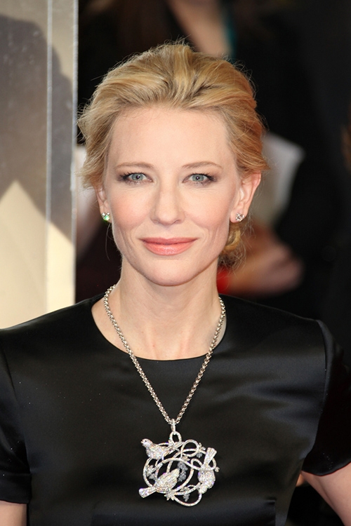 有份量感的墜鍊，能拉長頸部線條。（圖片來源：Shutterstock）