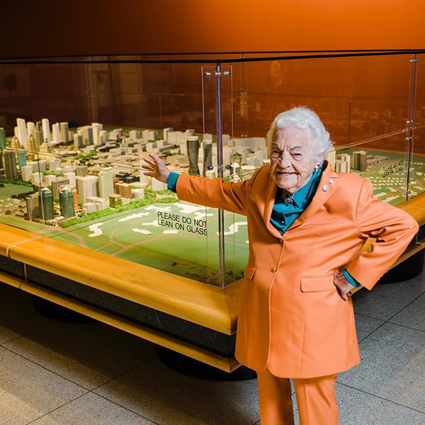 從政將近半世紀，麥考蓮深受市民支持，強人形象更深植人心。（出自IG@kchouphoto）