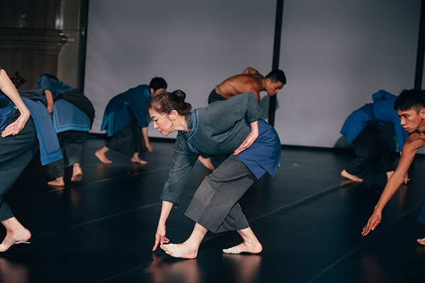 《薪傳》「耕種與豐收」段落的播種動作，熟齡者的肢體展現歲月釀出的韻味。（蔡耀徵攝）