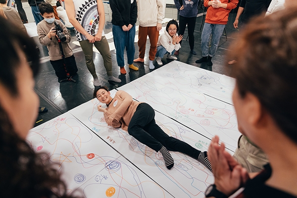 幾次排練之間穿插議題工作坊，讓青銀之間交換生命故事，也接住彼此曾不被認同的經驗。（蔡耀徵攝）