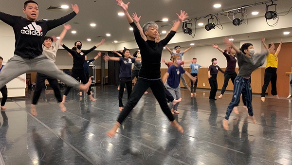 和年輕人一起跳舞，體力有點挑戰，但心情是享受的。