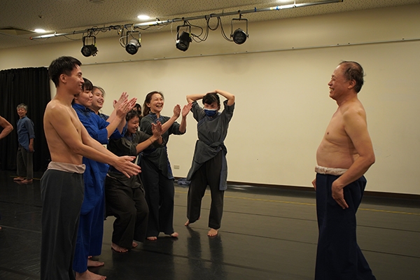 保持開放的心、彼此欣賞，自然笑聲不斷。