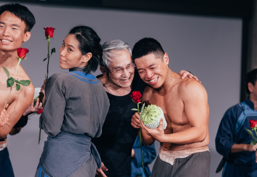 演出當天林懷民到場給予鼓勵。據說彩排時，他不管眼前是否素人或年齡幾歲，忍不住喊著「步伐再大一點」。藝術哪裡有年齡限制！（蔡耀徵攝）