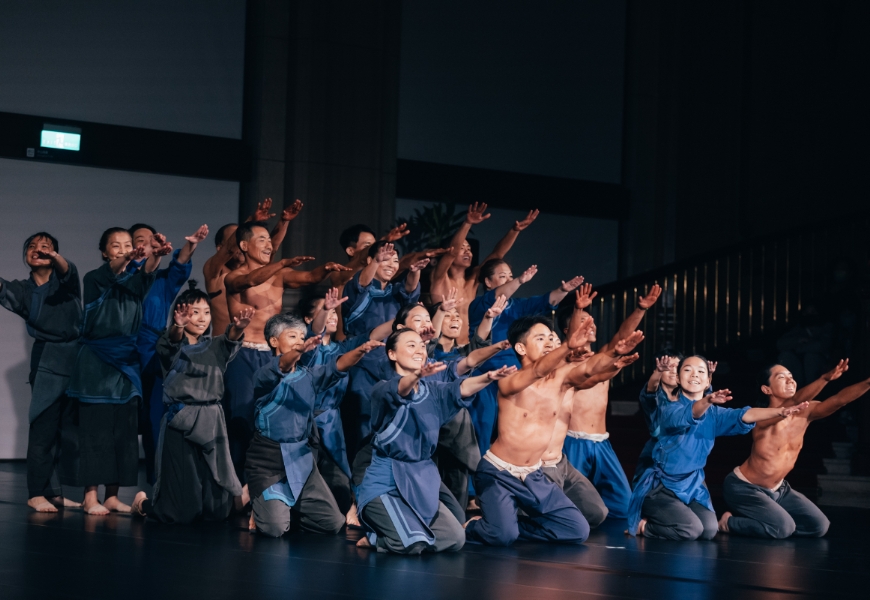 兩廳院青銀共創×雲門《薪傳》素人版的演出，青年與熟齡一起共演。（蔡耀徵攝）