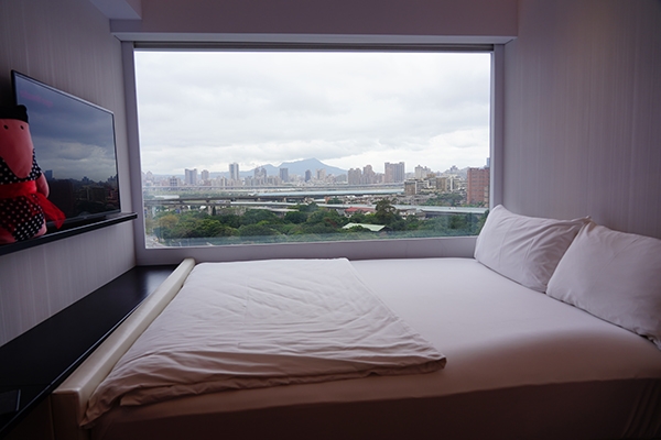 超大面景觀窗讓房間面積迷你的台北世民酒店依然擁有開闊地視覺感。（出自Infinitea Photography）