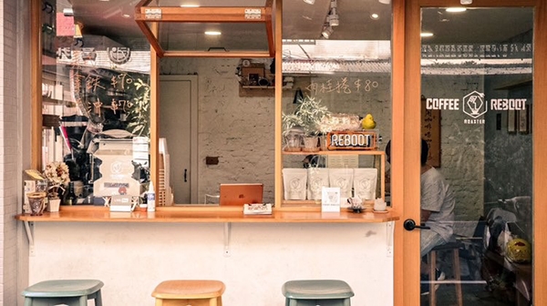 板橋木質感的咖啡廳，咖啡重開機。