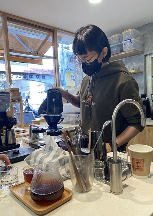 坐在吧檯區，可與老闆就近聊天，來場手沖咖啡教學。