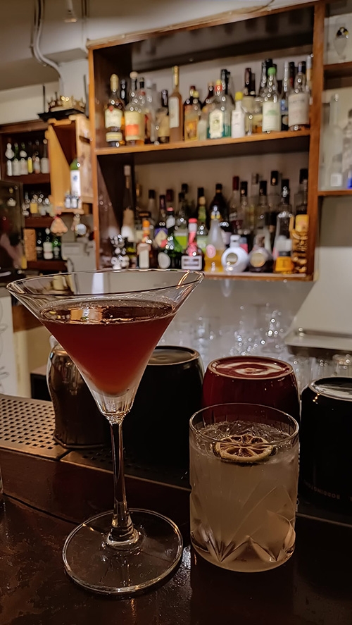 到小酒館工作，古素秋意外發現自己很有人互動的天分。（提醒：飲酒過量，有礙健康）