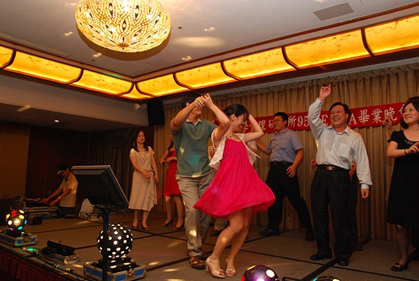 古素秋（紅洋裝者）剛離婚時重返校園，在知識裡找回自信及快樂。圖為她於畢業晚會擔任主持人，被拱跳舞。