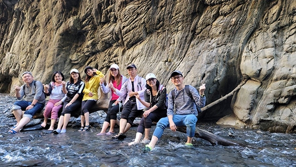 古素秋認為，在一起老去的路上，要牽著一群志同道合、陪你一起當瘋子的老友。