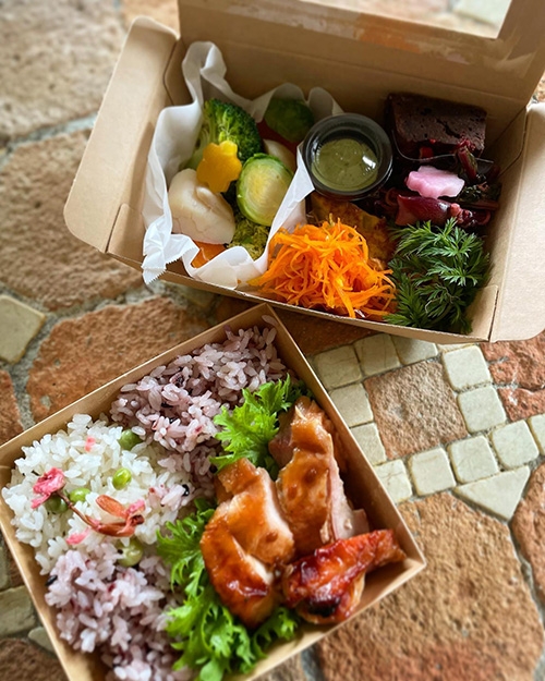 伊藤千桃和女兒一起經營民宿兼餐廳「桃花源」，也提供外燴或是便當的餐飲服務。（出自IG@toukagenhayama）