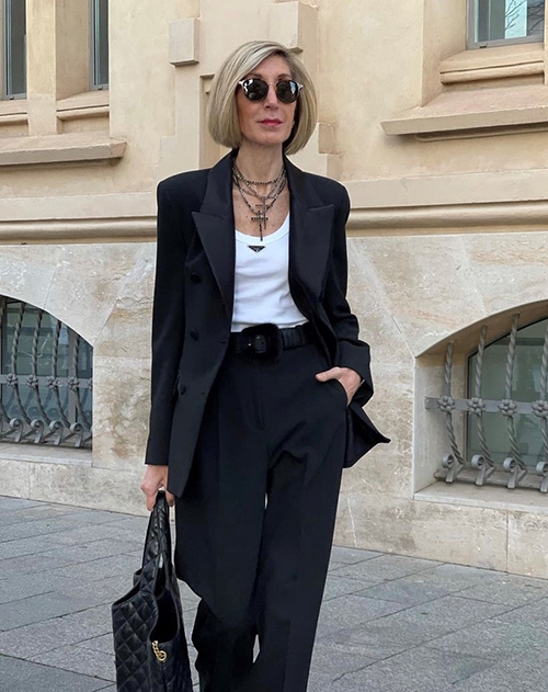 愈是簡單的配色，愈需要好的配件畫龍點睛。