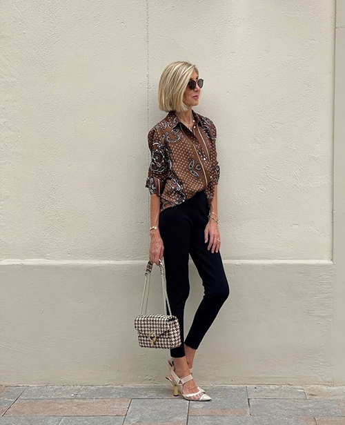 華麗的襯衫款式，下半身可挑選黑或白色貼身褲裝。