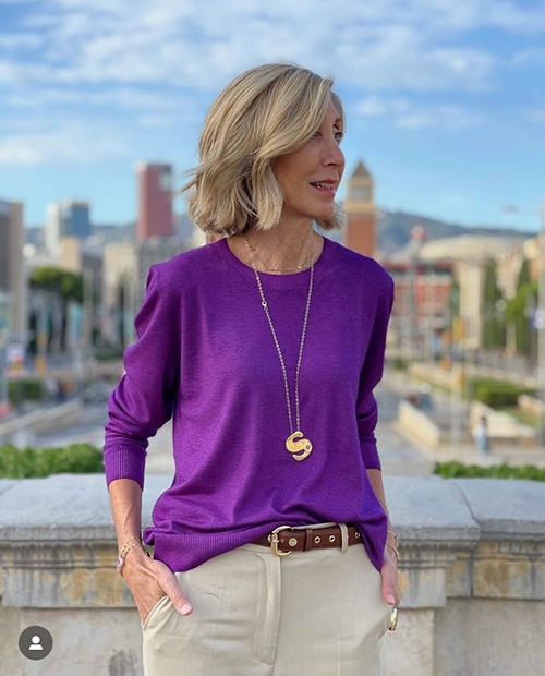 跳色針織上衣，相當吸睛。