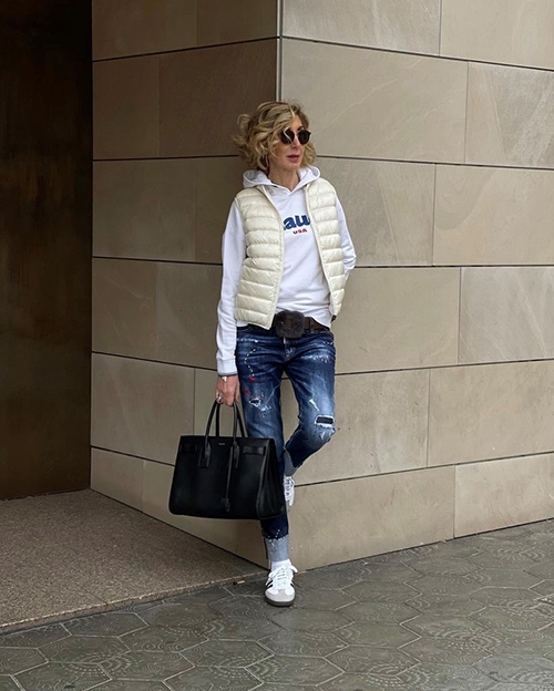 牛仔褲搭配得宜，不會太過休閒，反而穿出年輕人的潮流感！