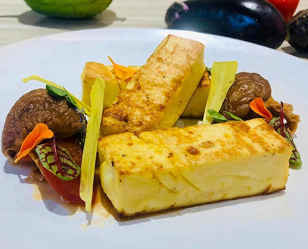 以放牧蛋、有機豆漿再加上少許鹽麴做成的蛋豆腐。營養可口，毫無化學添加物。（呷米蔬食提供）