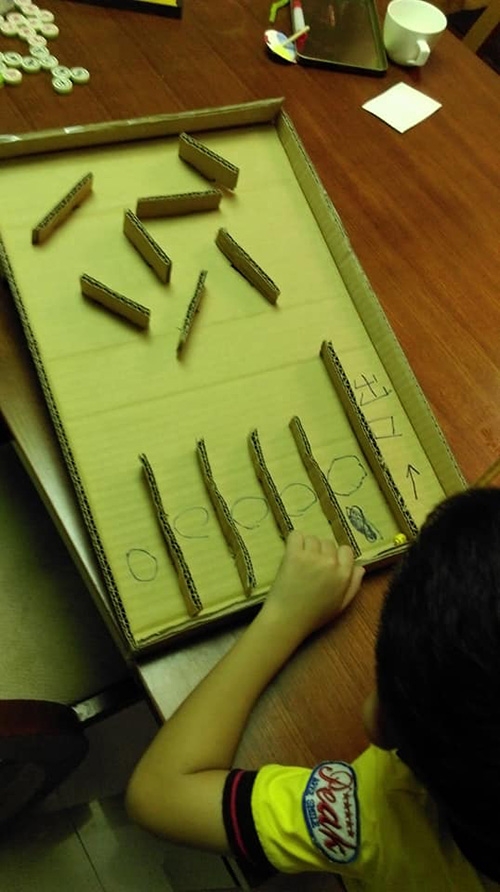 陳雨德和孩子一起用瓦楞紙手作的打彈珠台。