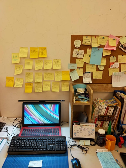 陳雨德的書桌前貼滿了日常工作管理用的便條紙。