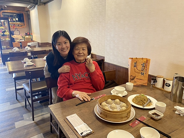 奶奶穿著樸實，對改造興趣缺缺，莫菲深談了6小時才說動她。