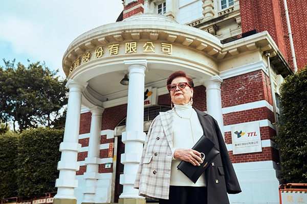 改造後，奶奶在工作了40多年的公賣局門口，拍下深具意義的紀念照。