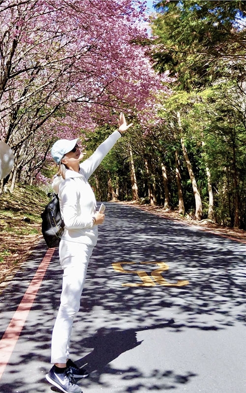 踮一踮腳，想要離妳更近一點；伸一下手，感受妳捎來春的氣息。