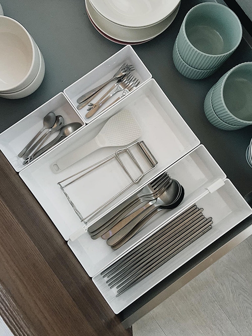 廚房內有各式餐具，可以練習為物品分類。