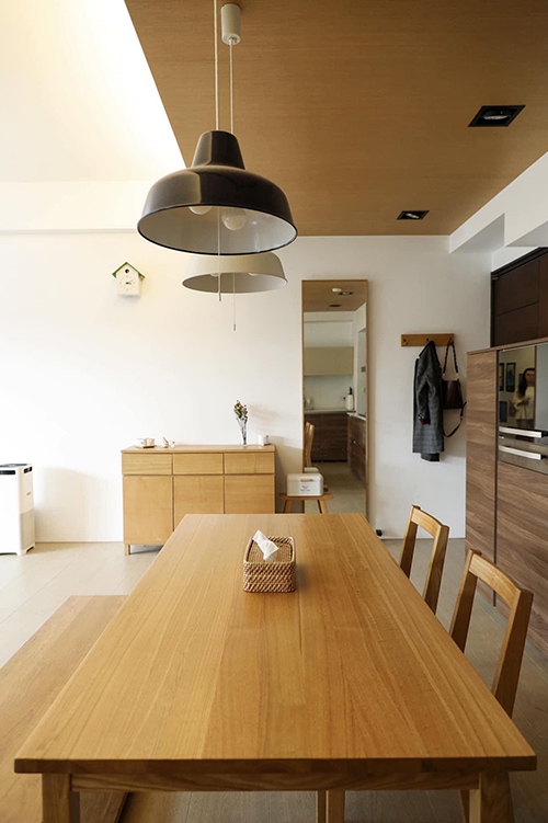 你的餐桌是否堆了許多物品？養成淨空平面的習慣，家裡會整齊許多。