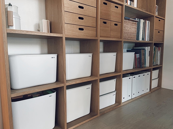 將雜物放入風格一致的收納容器，視覺會更舒服。